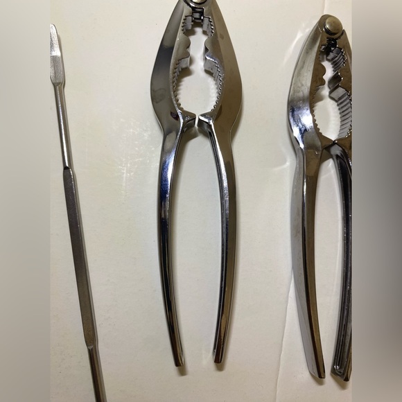 2 Shellfish Crackers & 2 Shellfish forks/tools bundle like new! - Picture 4 of 4